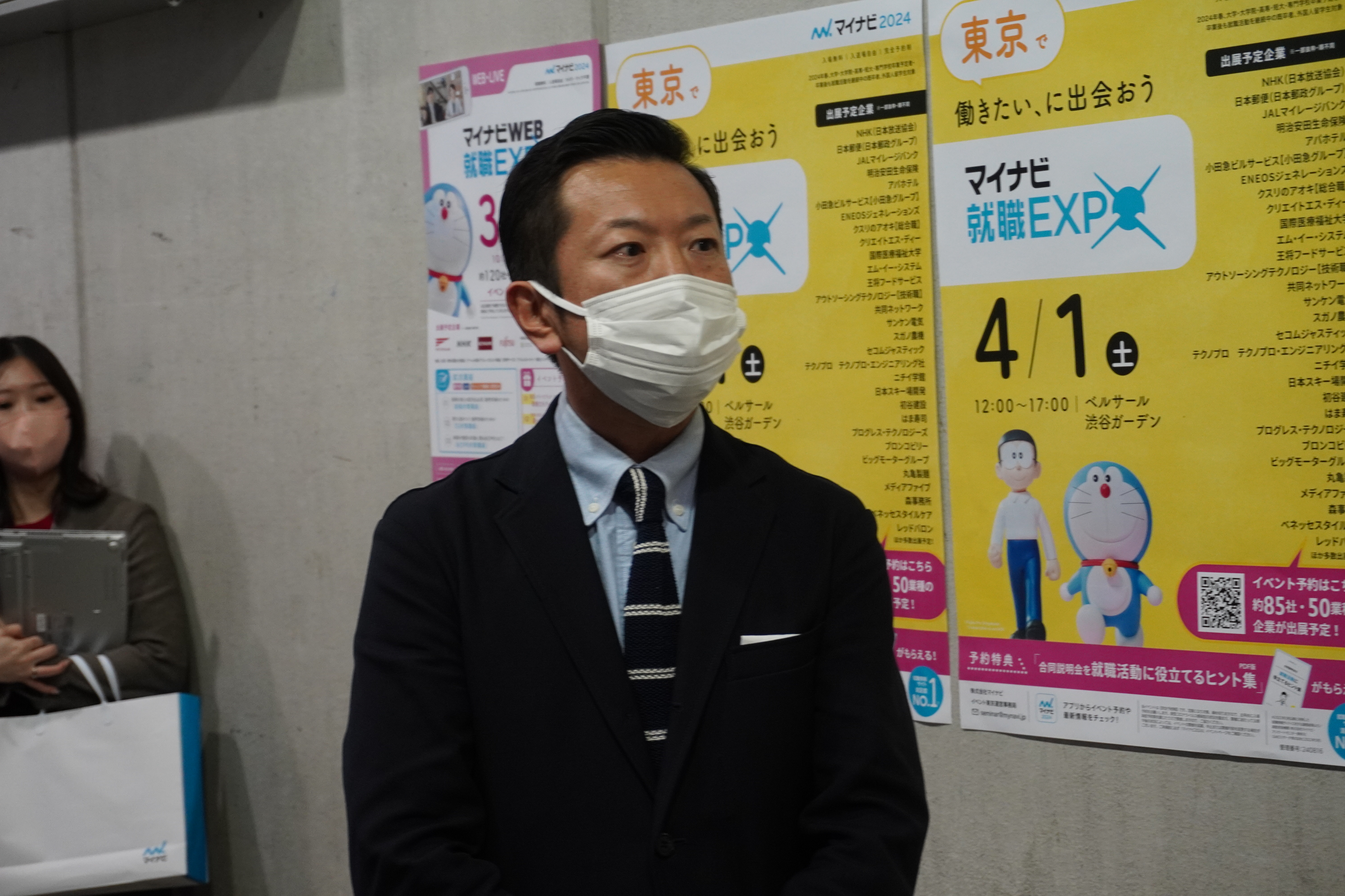 報道機関の取材に応じるマイナビの高橋誠人編集長＝1日、東京都江東区（比嘉太一撮影）
