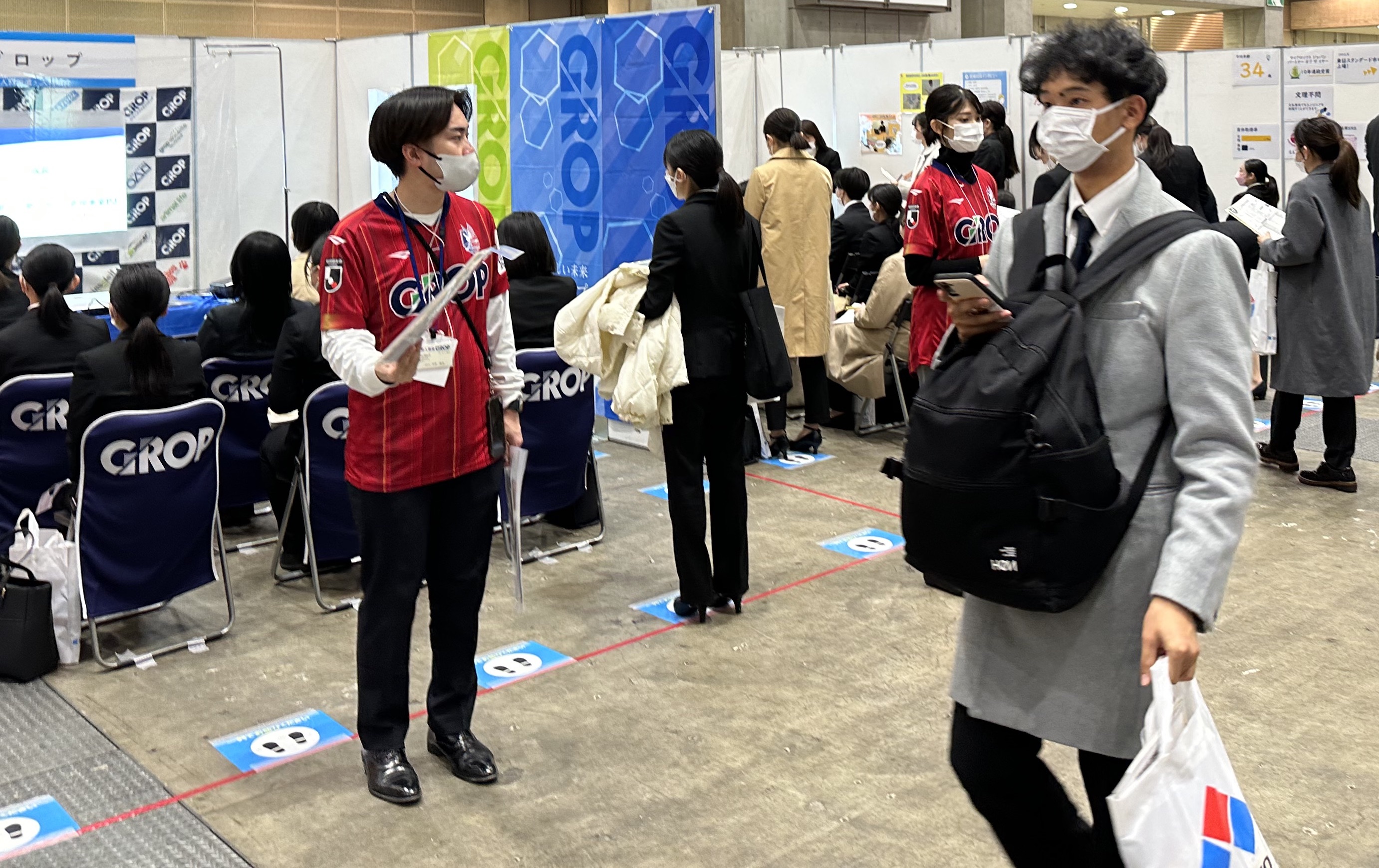 ブースの前で通りかかる学生に積極的に声かけしている人事担当＝1日、東京都江東区（比嘉太一撮影）

