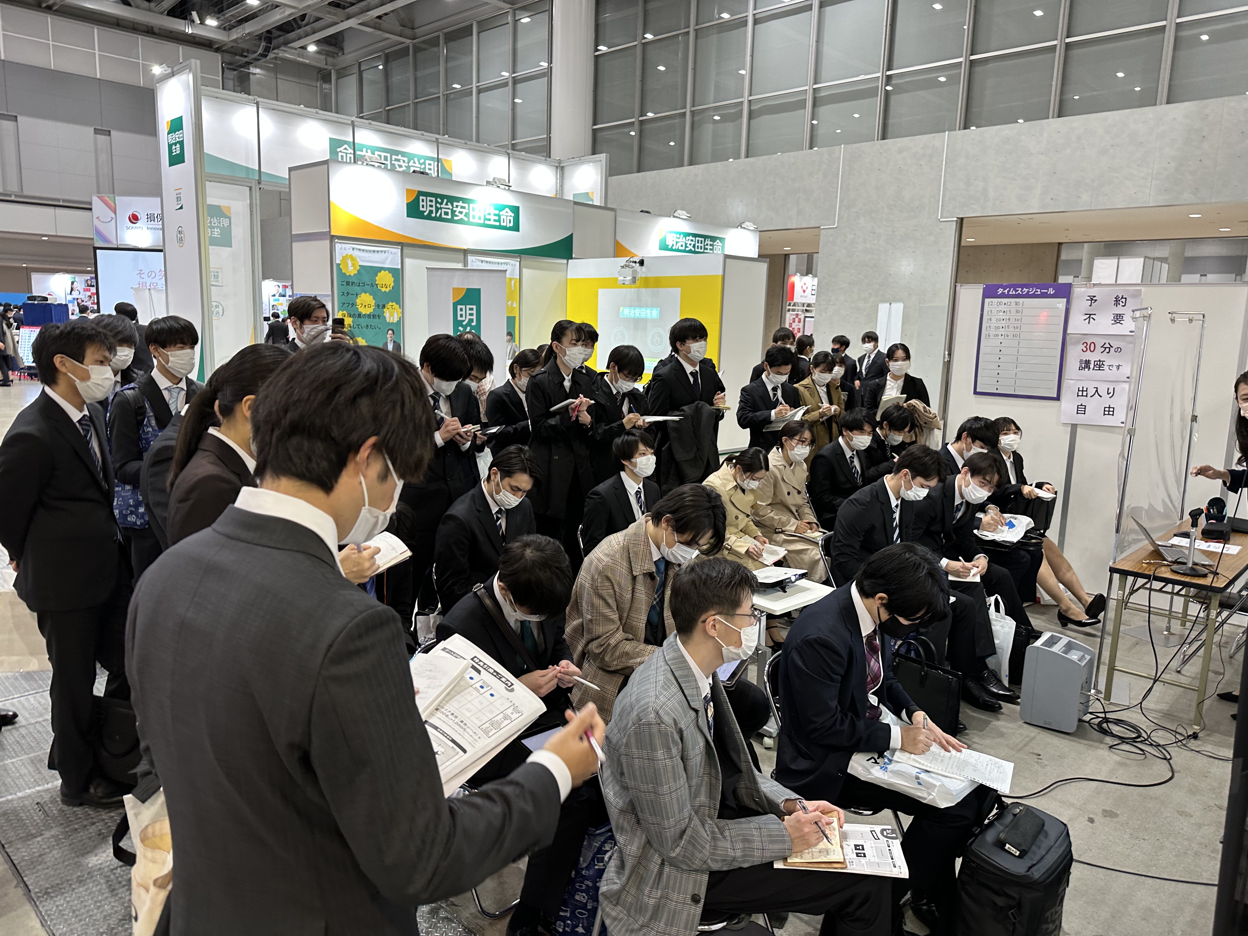 エントリーシートの書き方講座に参加する学生たち＝1日、東京都江東区（比嘉太一撮影）