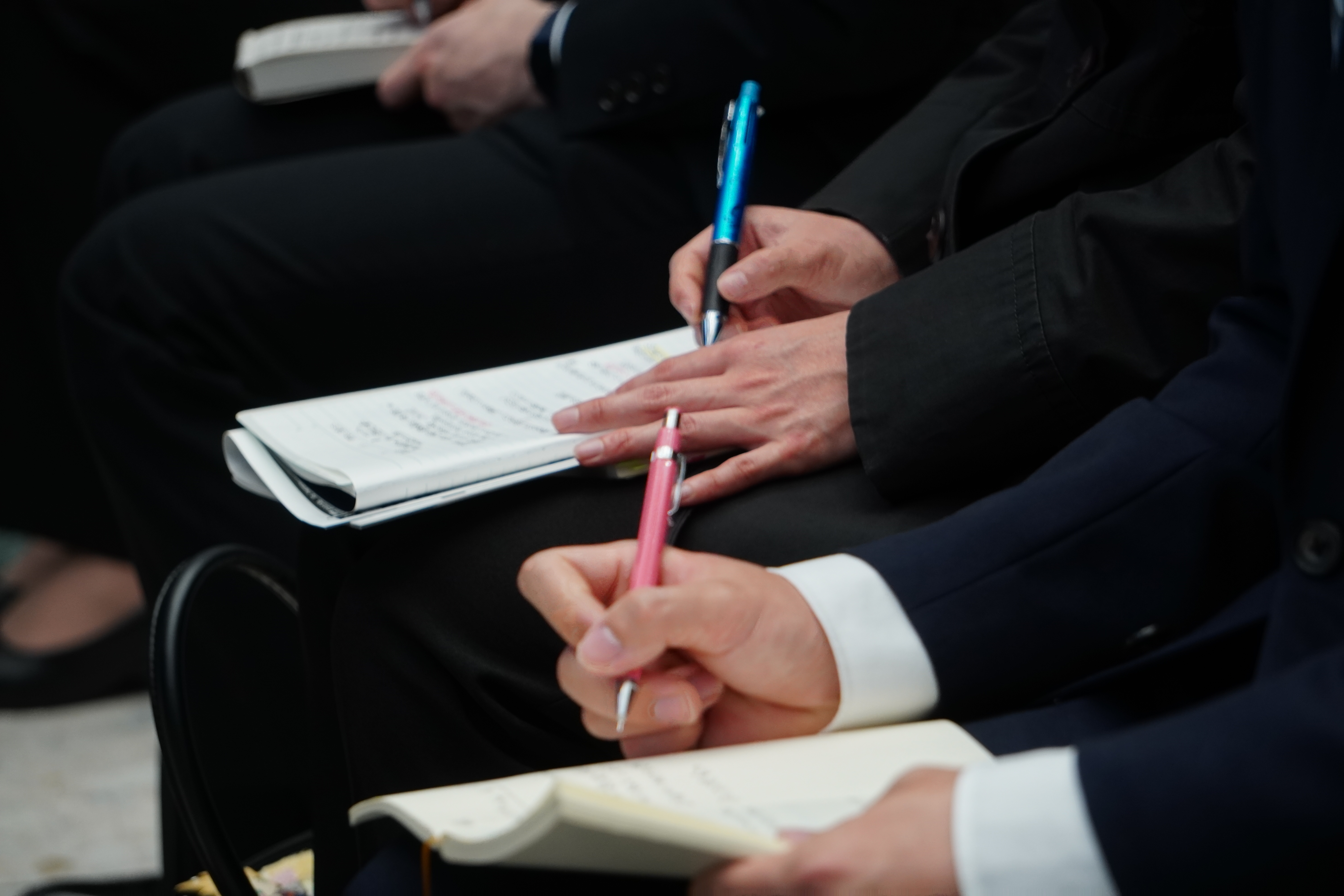 大神田さんの講演でメモを取る学生たち＝3月1日、東京ビッグサイトで（比嘉太一撮影）

