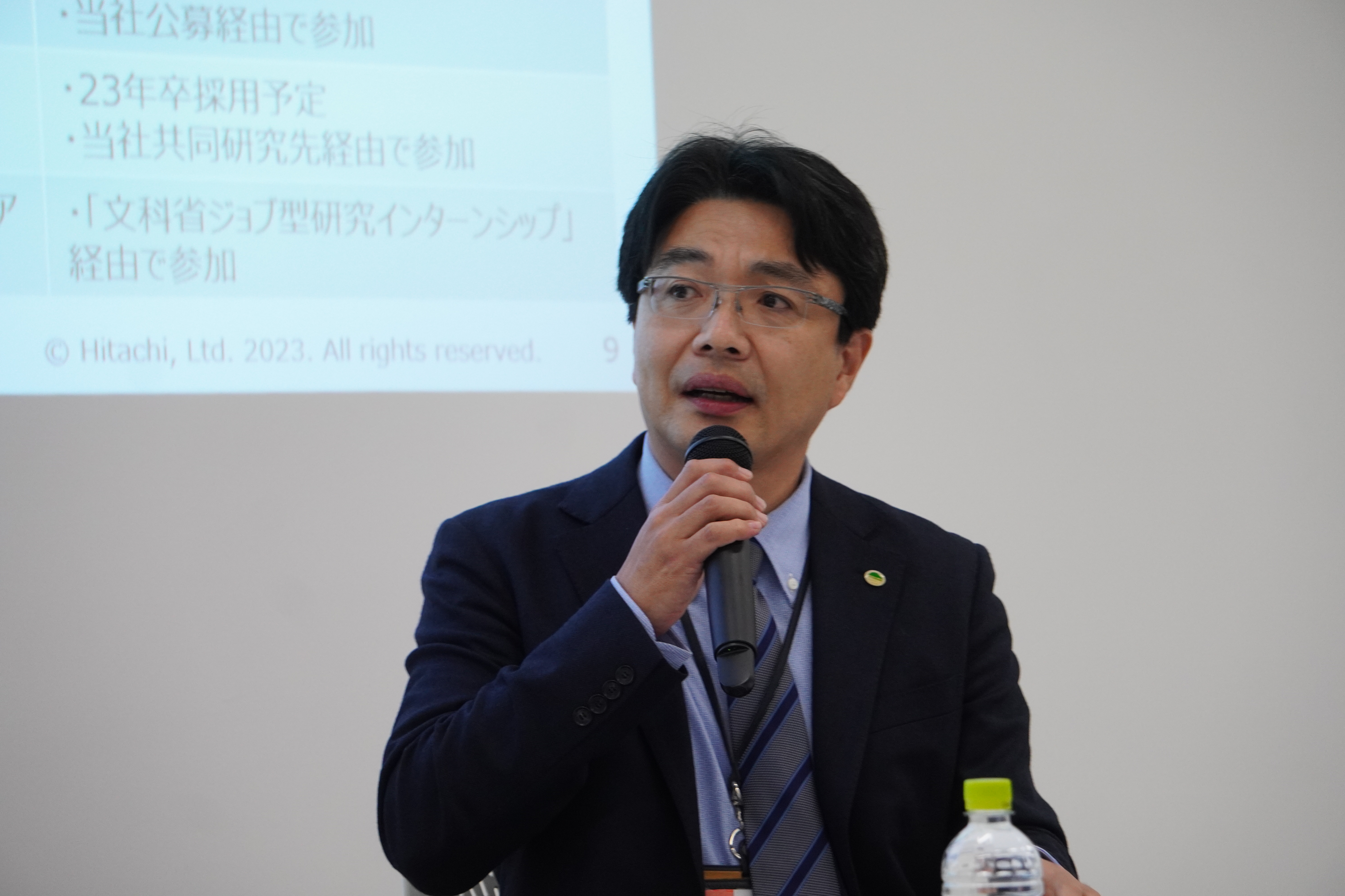 記者会見でガクチカを見直すことを説明する日立製作所人財統括本部 タレントアクイジション部長・進藤武揚氏＝東京都千代田区の日立製作所本社（比嘉太一撮影）

