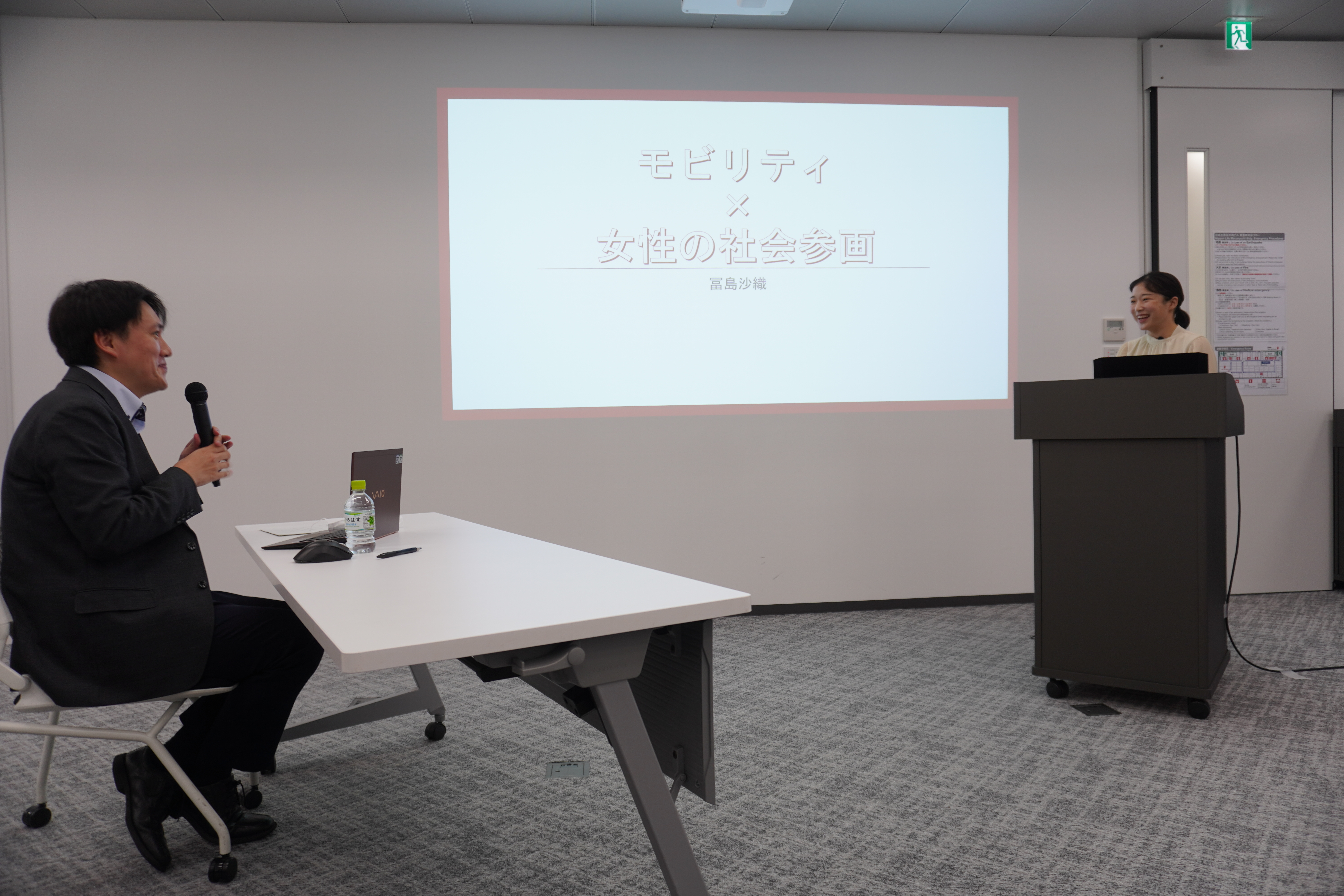 最終面接のデモンストレーションで質問をする面接官（左）とプレゼンをした​​​​冨島さん＝3月、東京都千代田区の日立製作所本社（比嘉太一撮影）