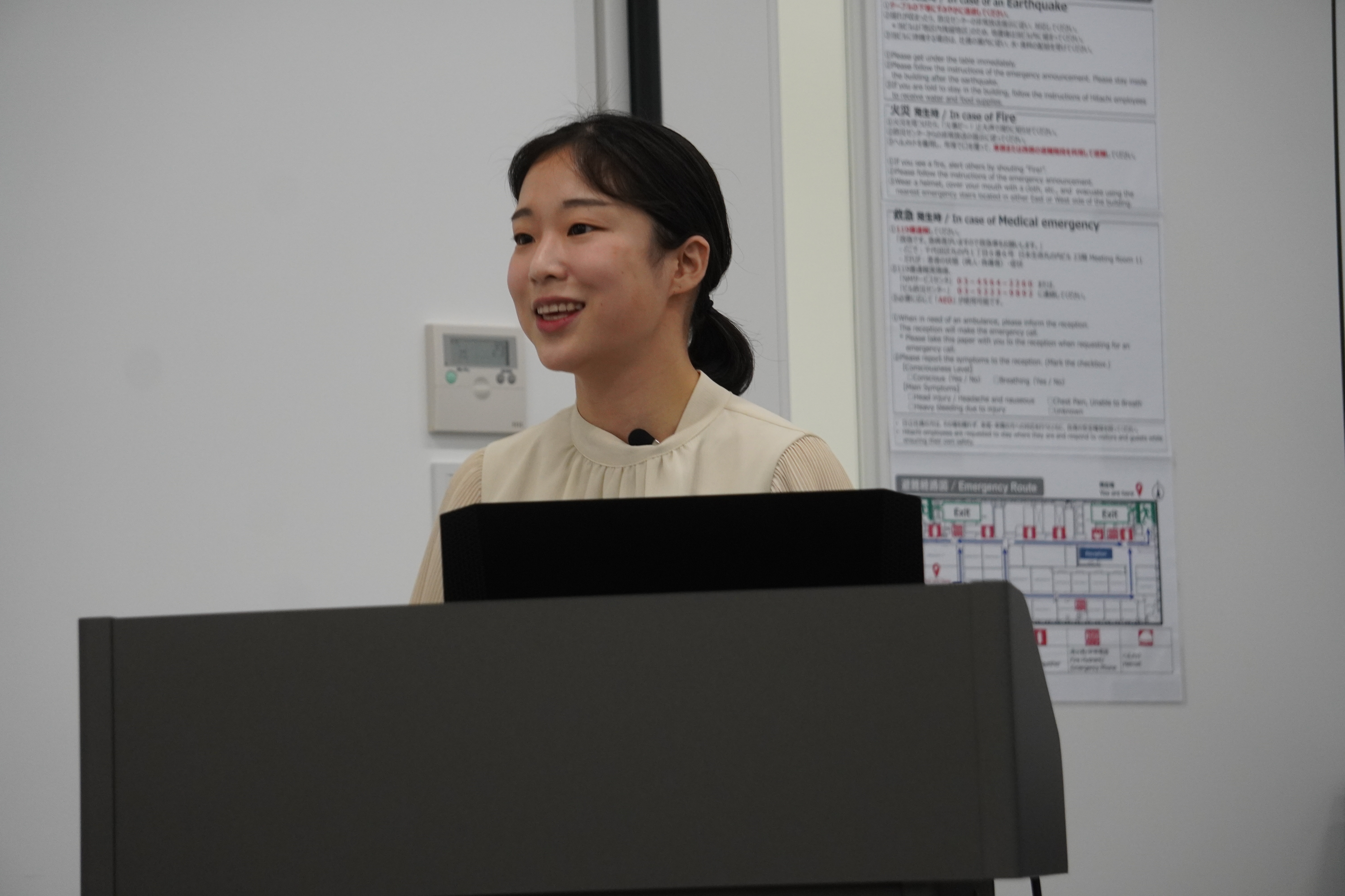 最終面接のデモでプレゼンをする2023年卒の内定者、​​​​冨島さん＝3月、東京都千代田区の日立製作所本社（比嘉太一撮影）
