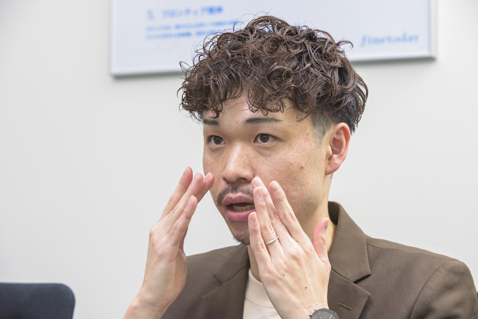 BBクリームの塗り方を説明する徳田さん
