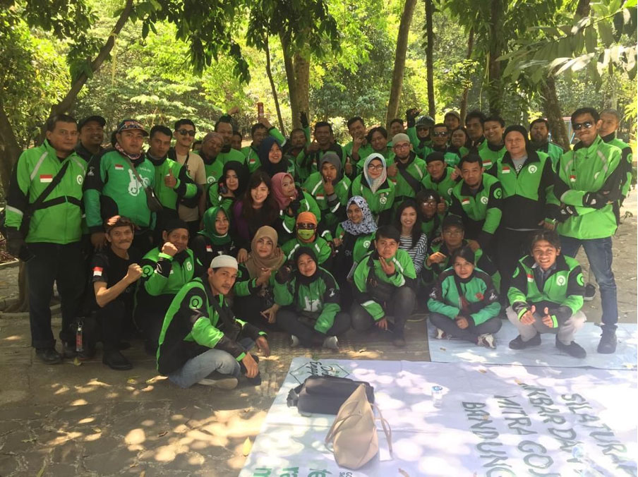 インドネシア・ゴジェックのメンバーたちと=提供