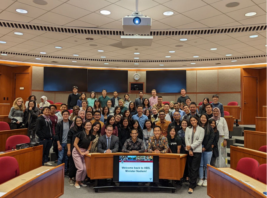 ハーバード大学でナディム・マカリム氏(手前中央)を囲んで=提供