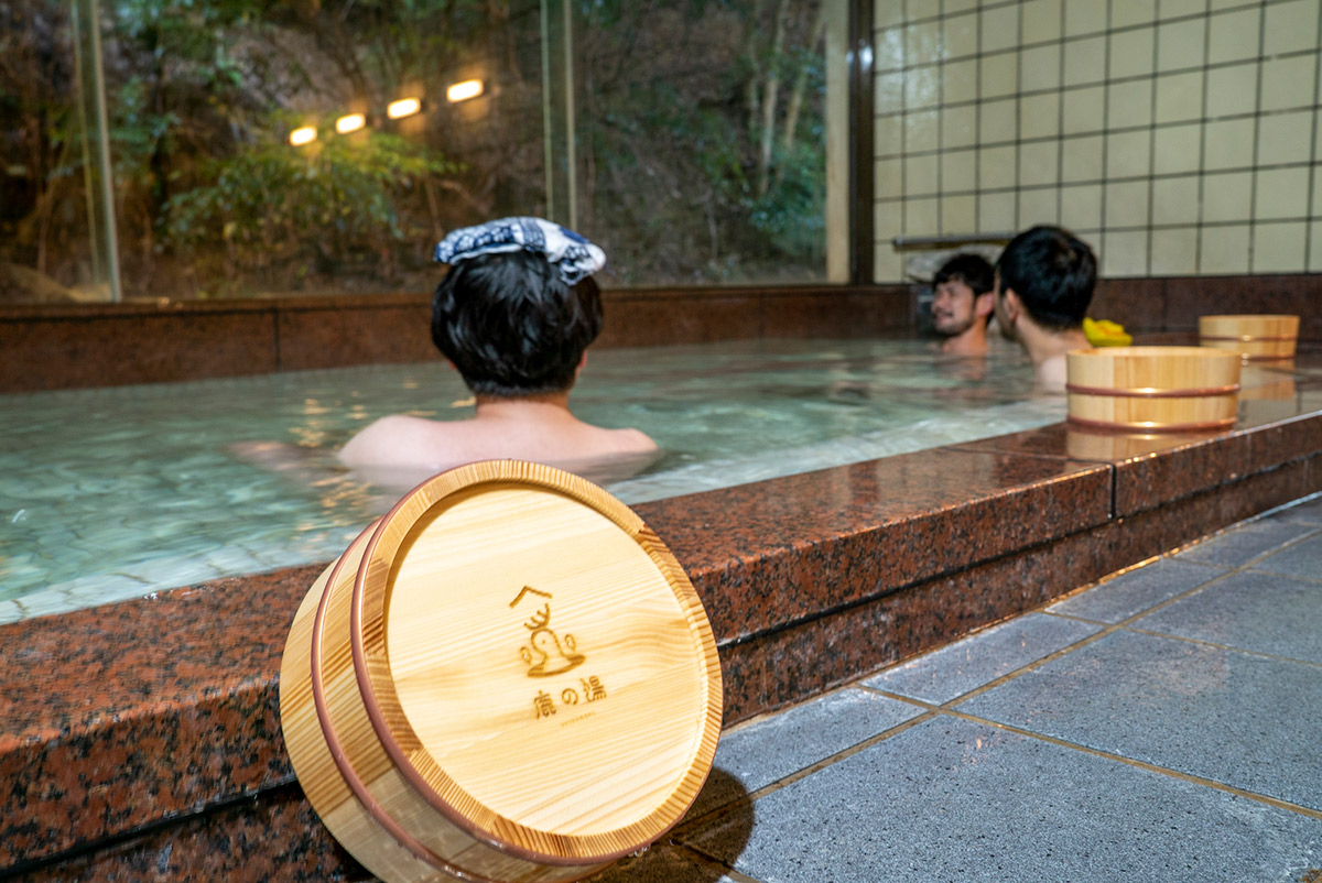快生館の天然温泉(提供)