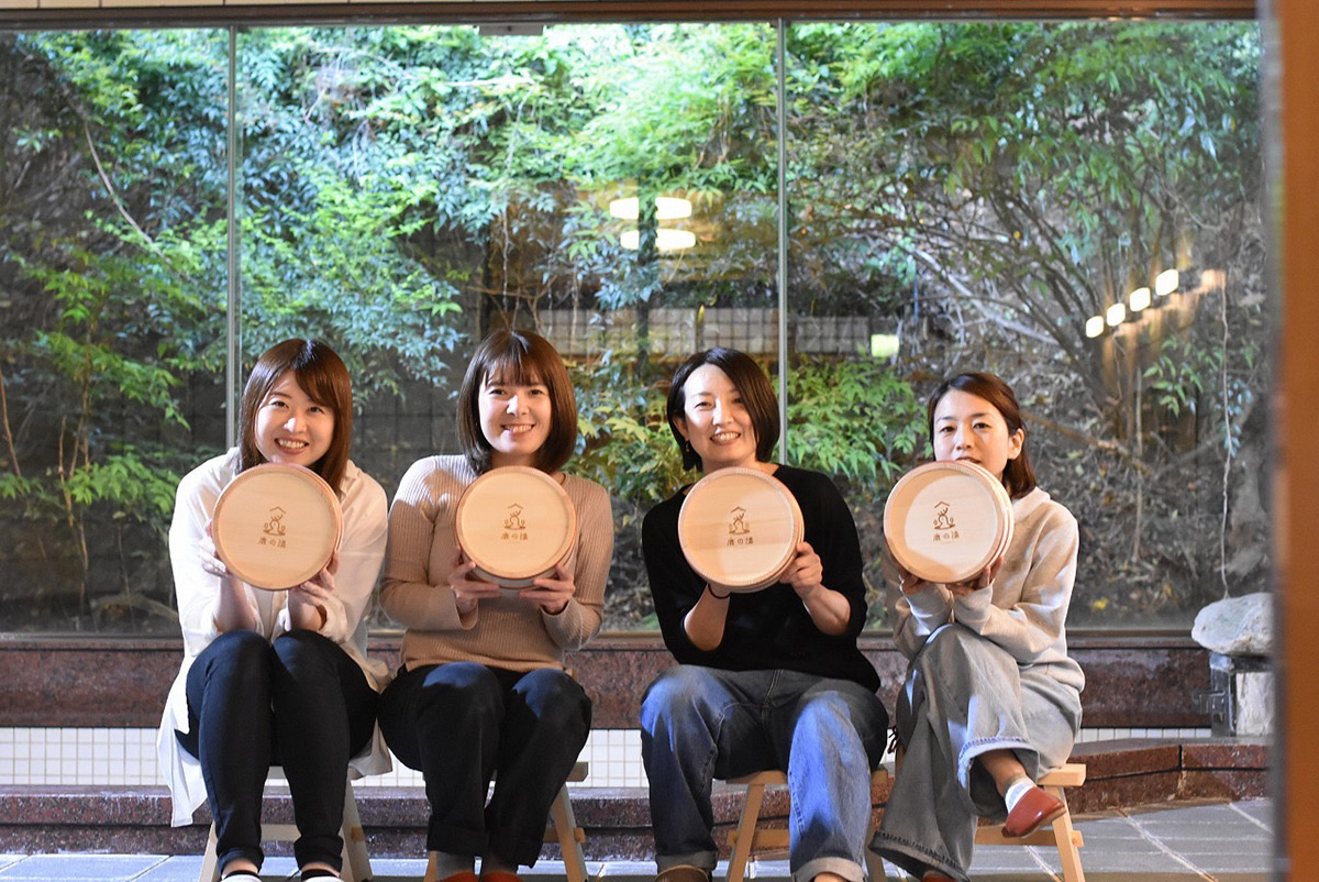 宿野部さん(左から2人目)と同僚(提供)