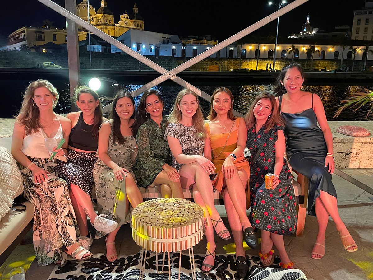 HBSの同級生らと＝提供