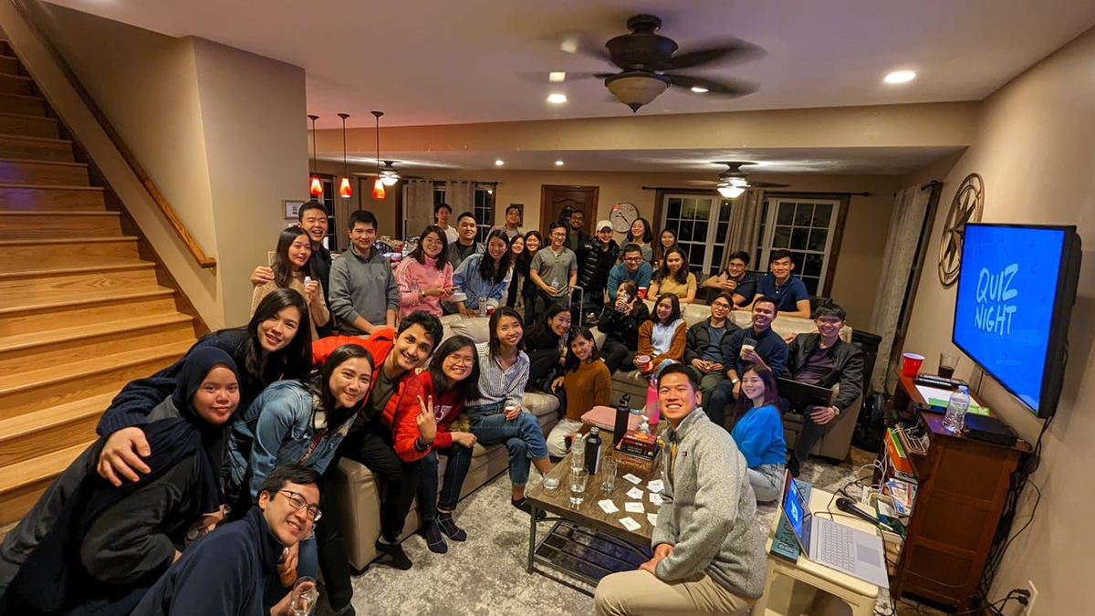 HBSの同級生らと＝提供