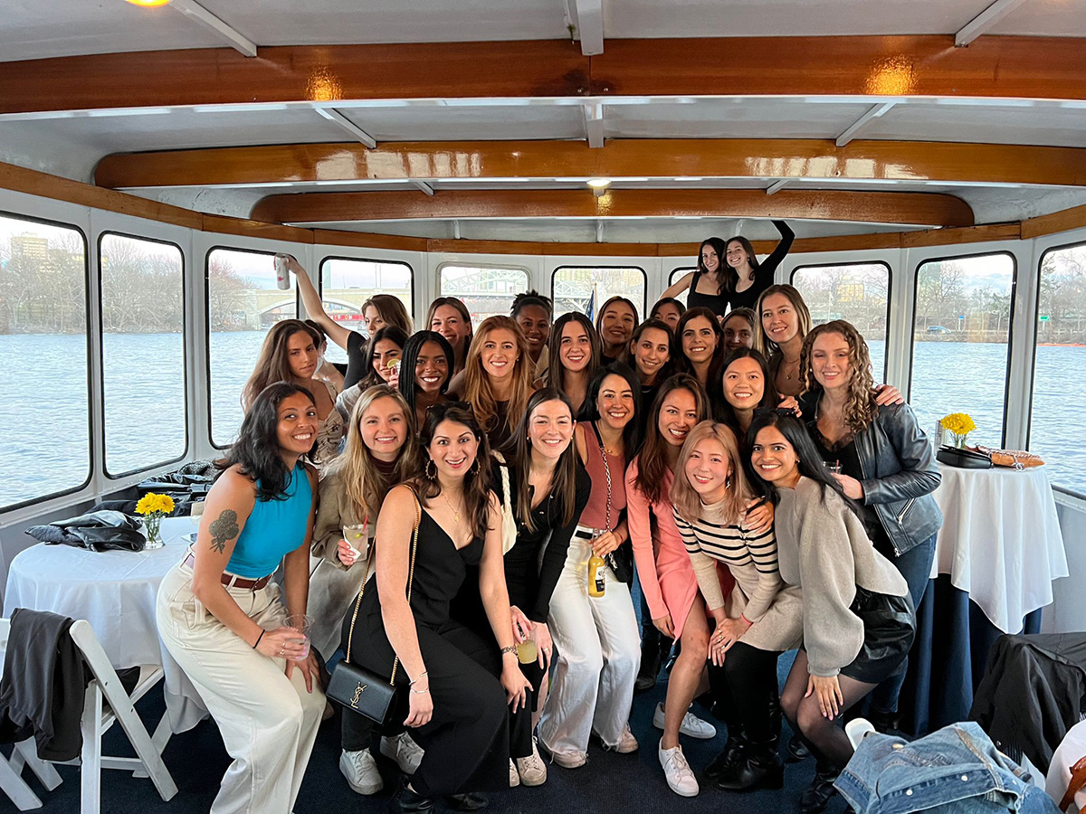 HBSの同級生らと＝提供