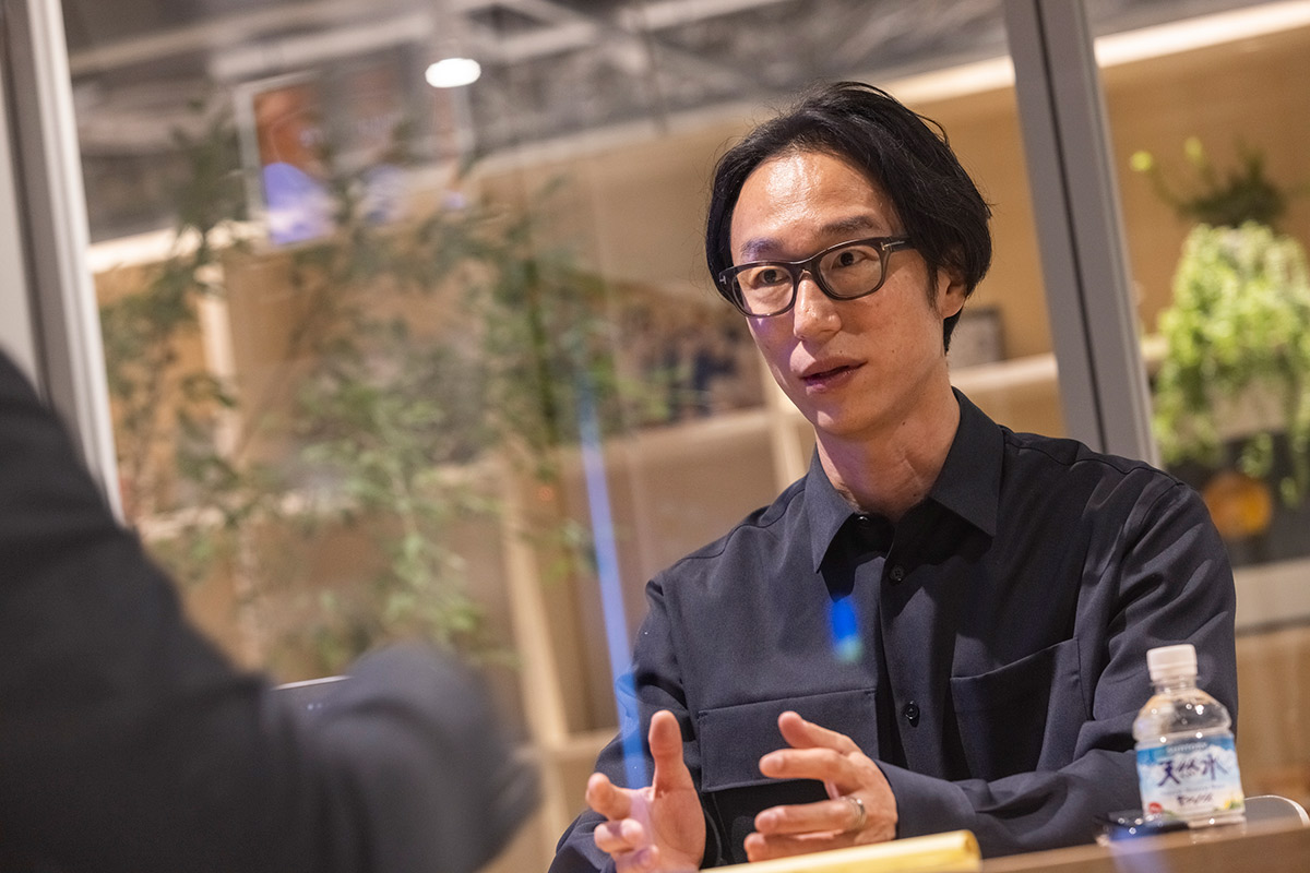 インタビューに答える村上さん