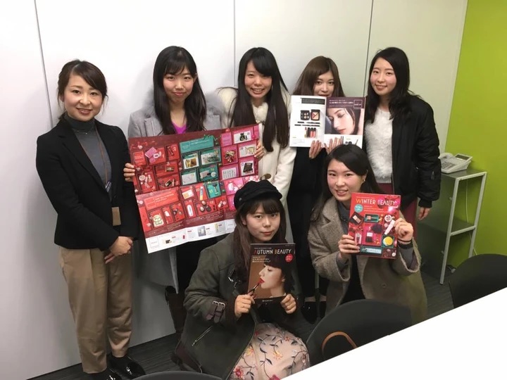 マーケティング支援事業での西井さん（手前右）＝提供