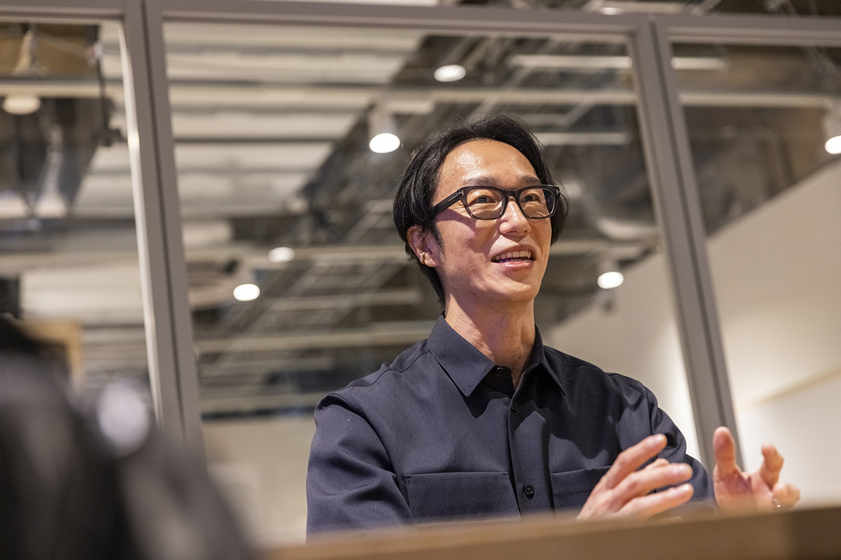 取材に答える村上さん