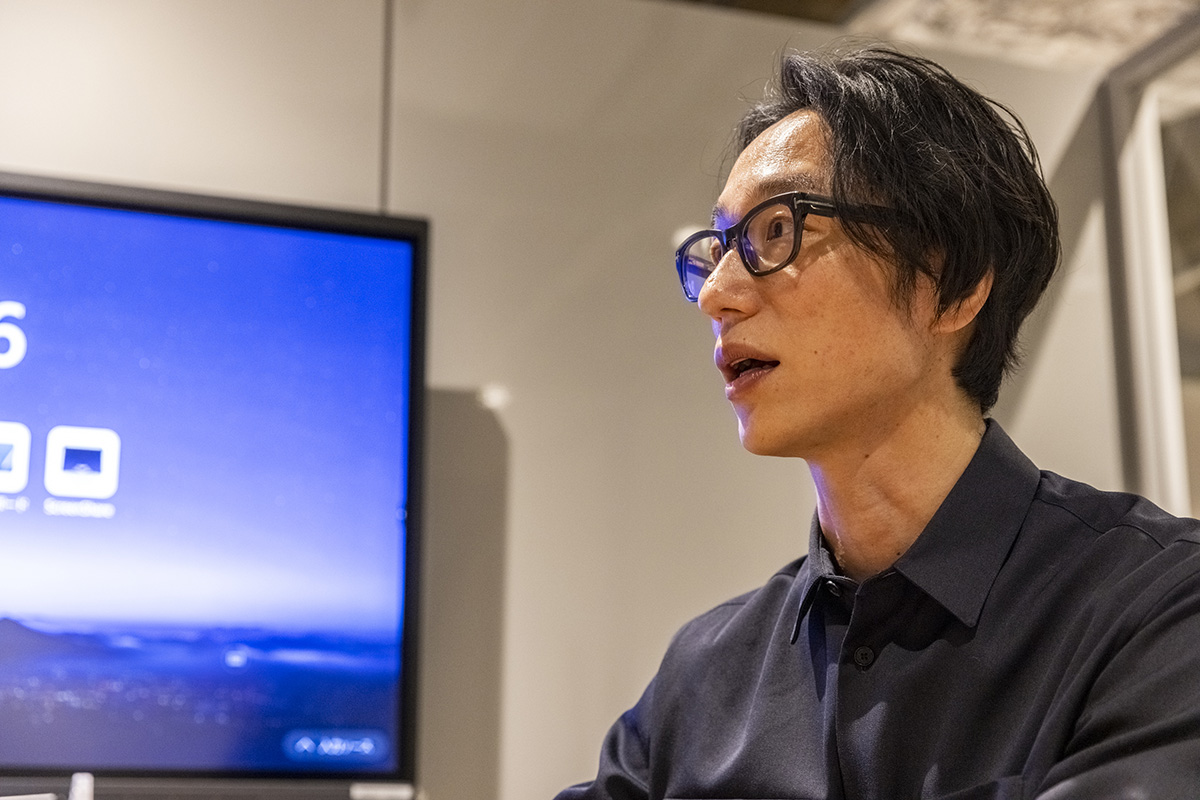 取材に答える村上さん