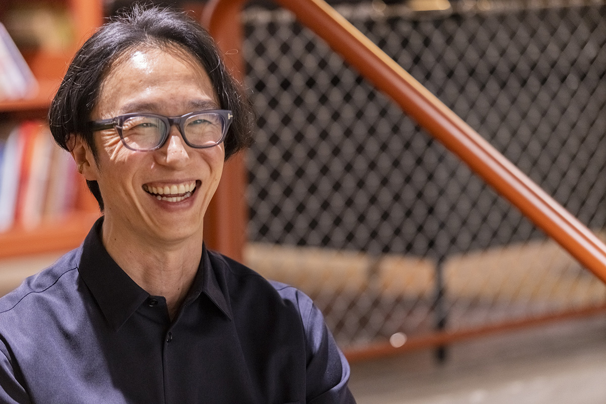 インタビューに答える村上さん