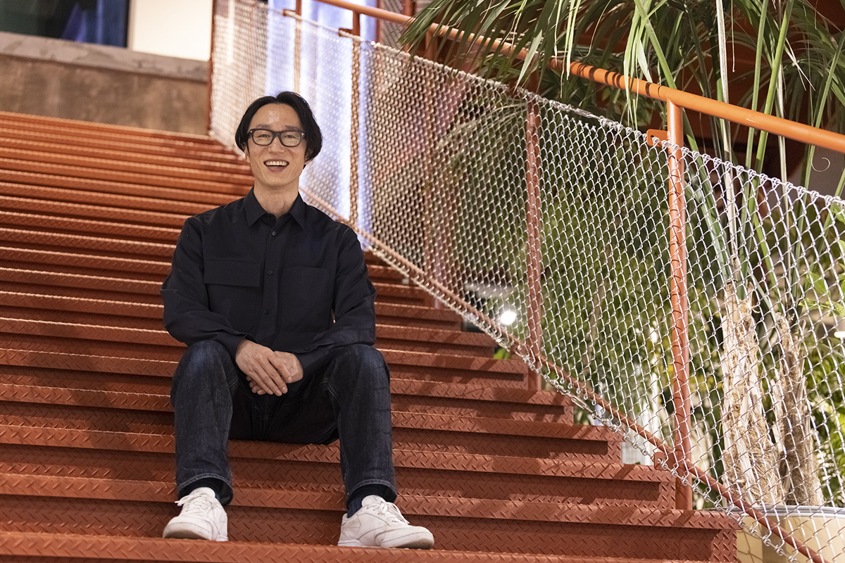 取材に答える村上さん