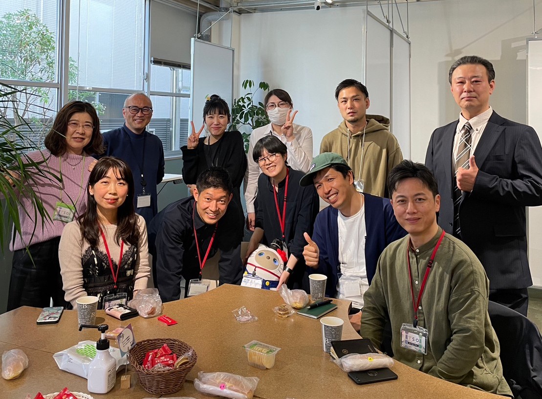 「TOKYOシェアオフィス墨田」のスタッフと新福さん（手前の左から2人目）＝提供
