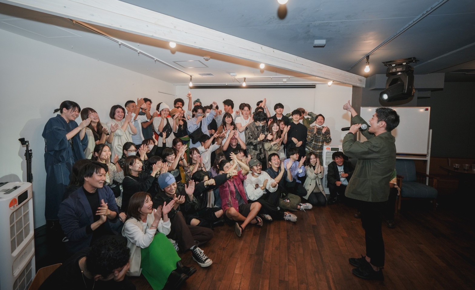 イベントを盛り上げる新福さん＝提供