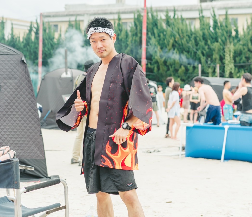 サウナイベントで法被を着る新福さん＝提供