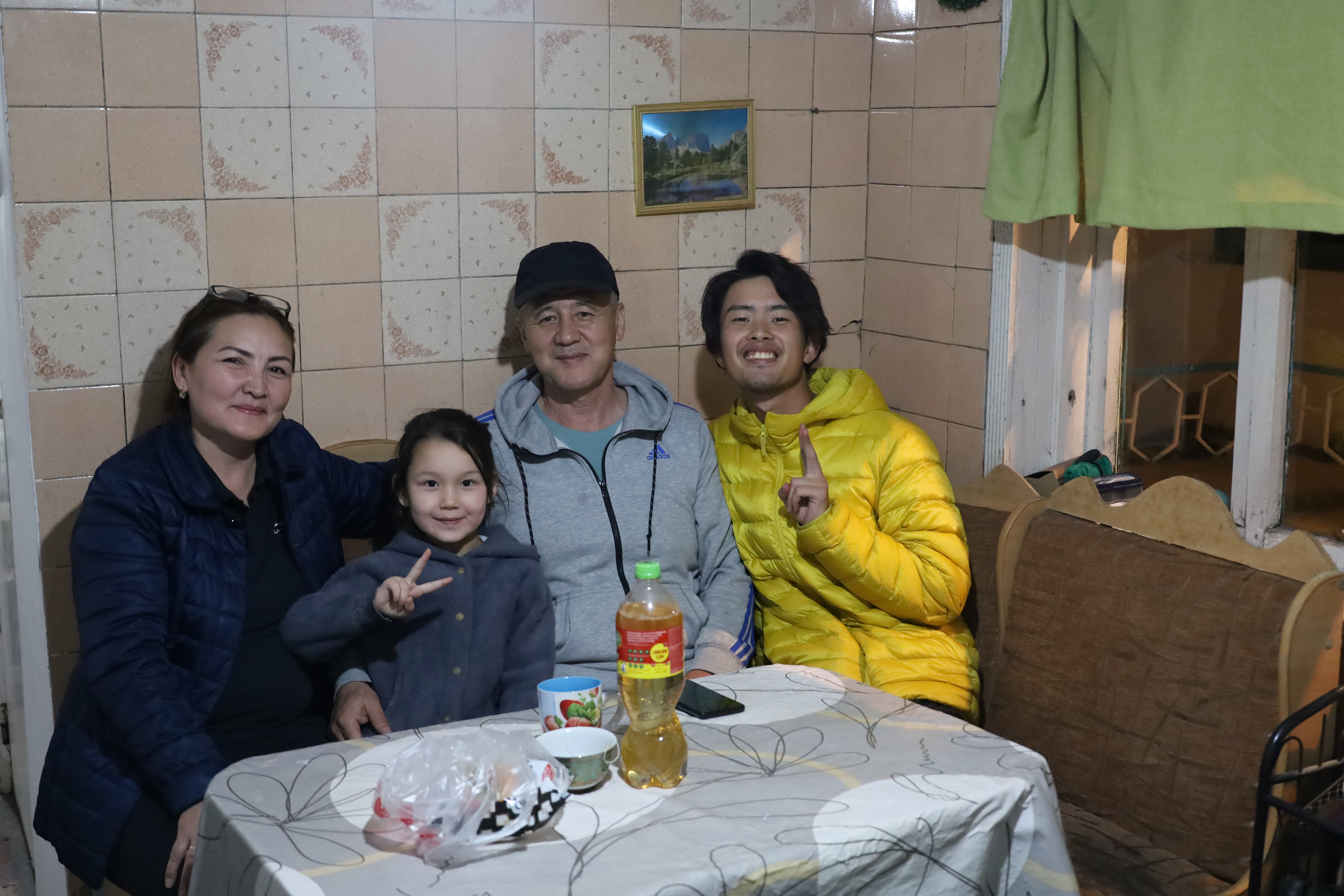 お世話になったキルギスの家族と筆者（右）
