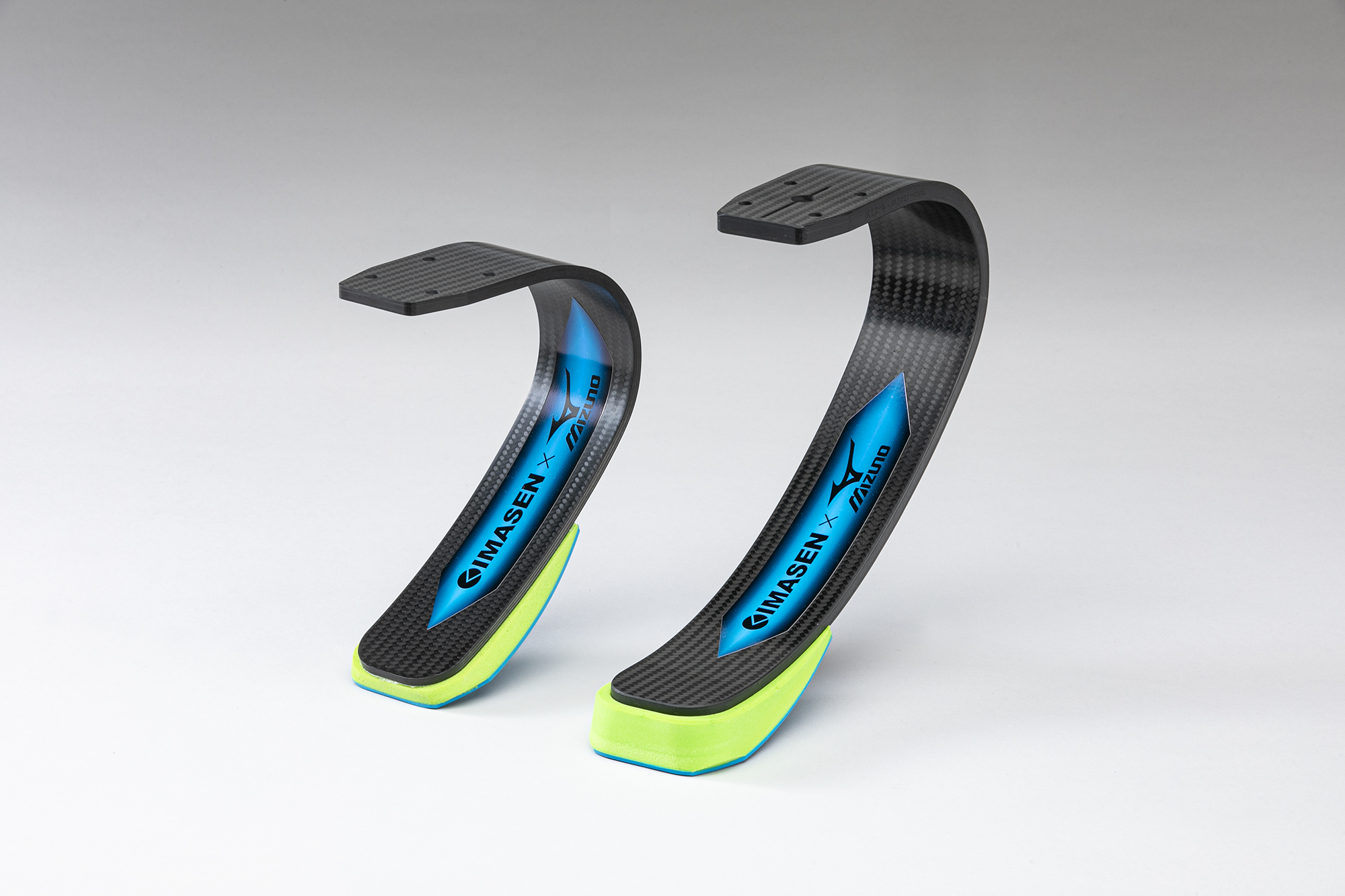 スポーツエントリー層向け義足板バネ「KATANAα」＝ミズノ提供