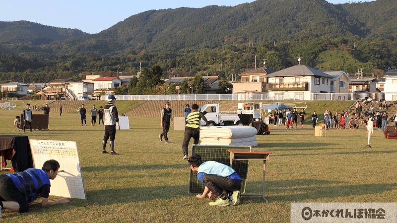 かくれんぼの風景＝日本かくれんぼ協会提供