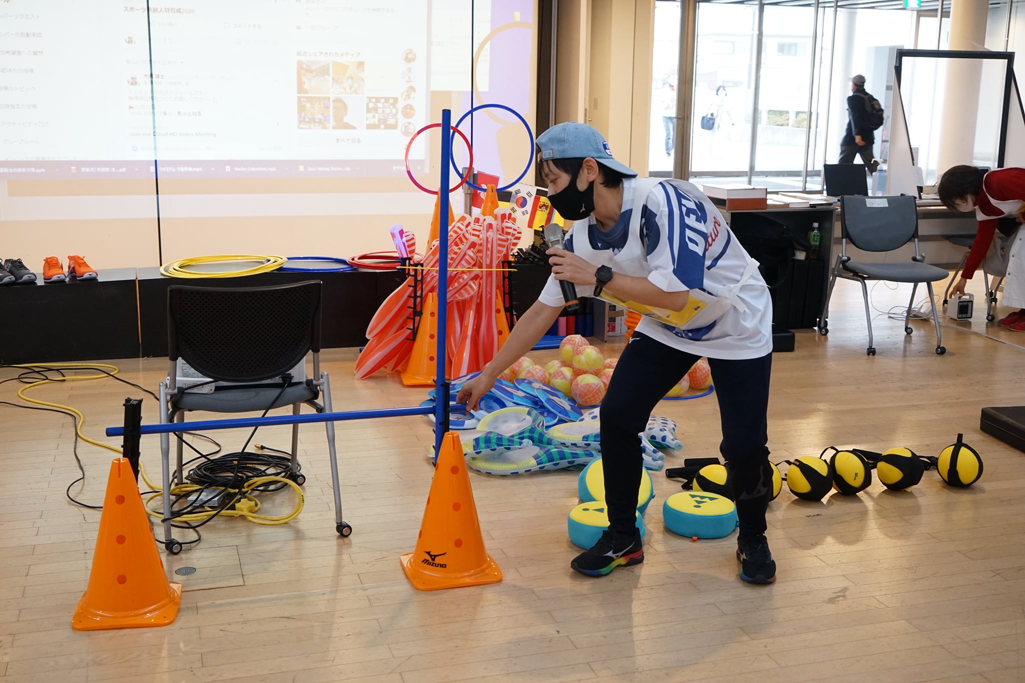 イベントで製品紹介をする岡村さん