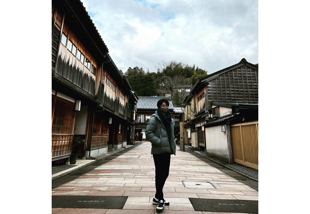 卒業を間近に控えた2022年3月、金沢市を旅行した秋山さん=本人提供