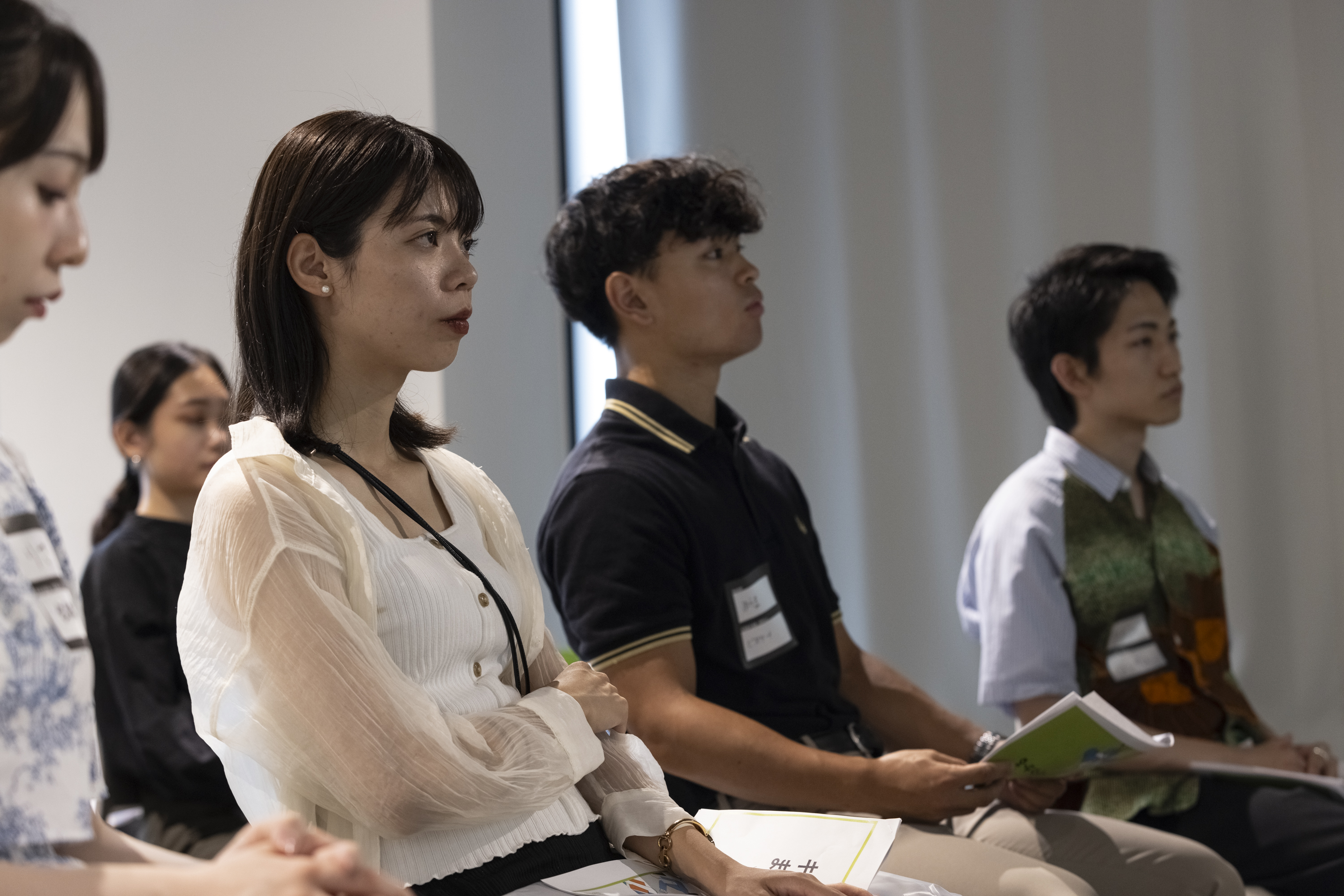 会場で登壇者3人の話に耳を傾ける学生たち

