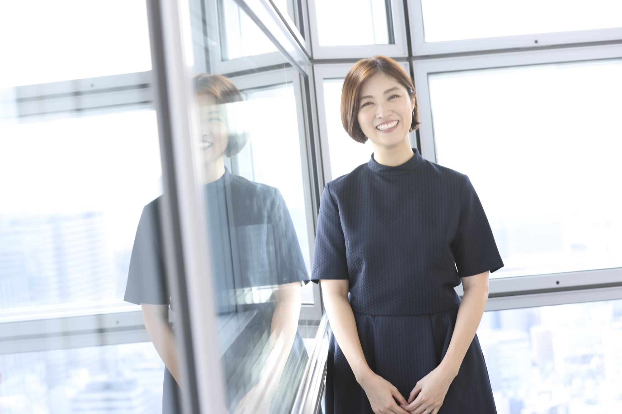 取材に応じる岩本乃蒼さん（着用しているのは日本テレビアナウンサー発のブランド『​​​​Audire』）
