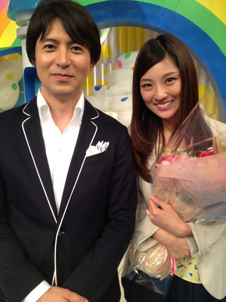 学生時代にリポーターとして活躍した岩本乃蒼さん（右）と桝太一さん（本人提供）
