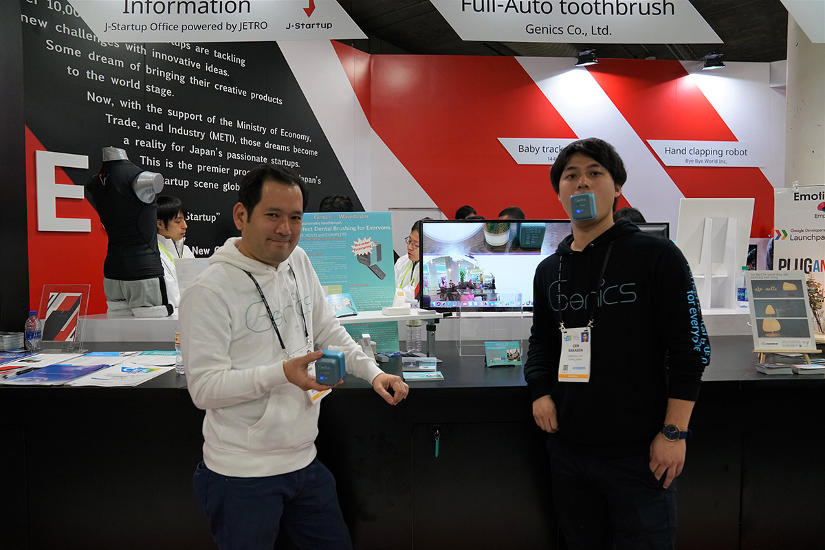 ラスベガスの電子機器見本市「CES2019」に参加した指導教員の石井裕之教授（左）と栄田さん