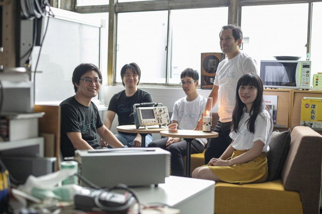 Genics創業メンバーと栄田さん（左）