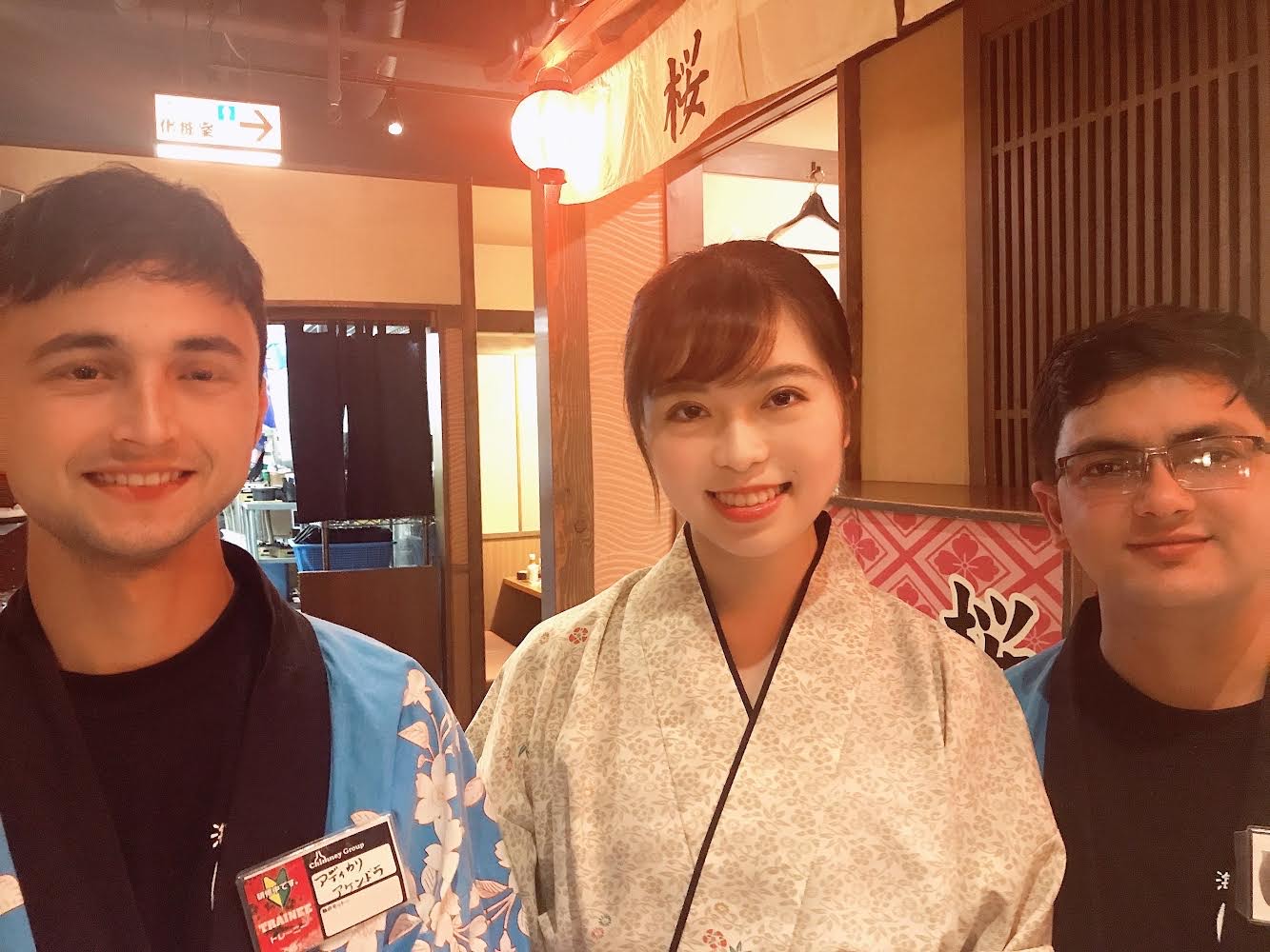 大学時代、アルバイト先での田中さん（中央）
