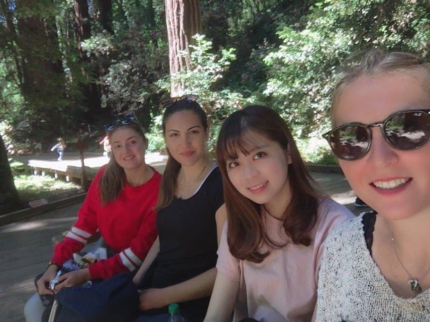 留学先のサンフランシスコで友人とハイキングに出かけた田中さん（右から2人目）。「大学時代から、積極的にいろんな国の人と話して自分の世界を広げようとしてきました」という
