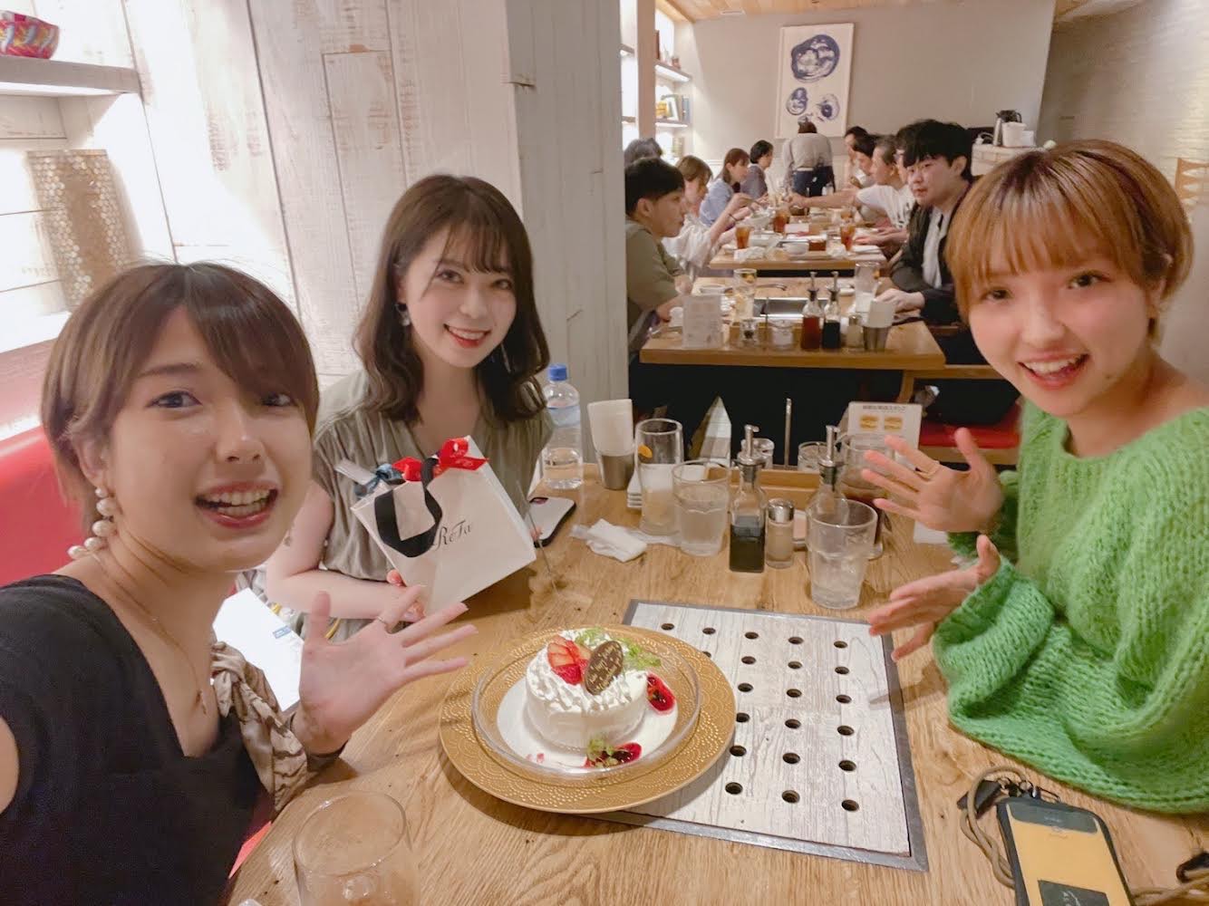 友人に内定祝いをしてもらっている田中さん（中央）
