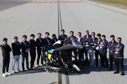 「GoFly」表彰後のメンバーとの記念撮影