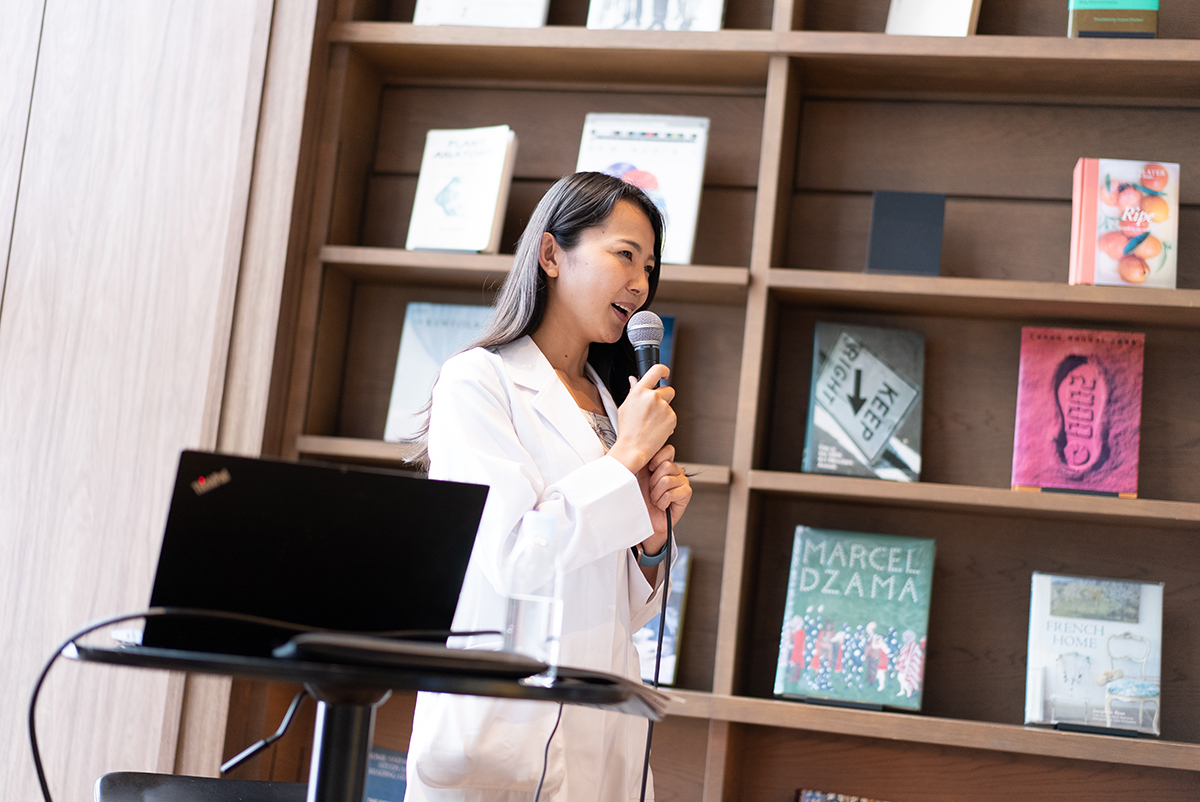 講演をする菅沼さん