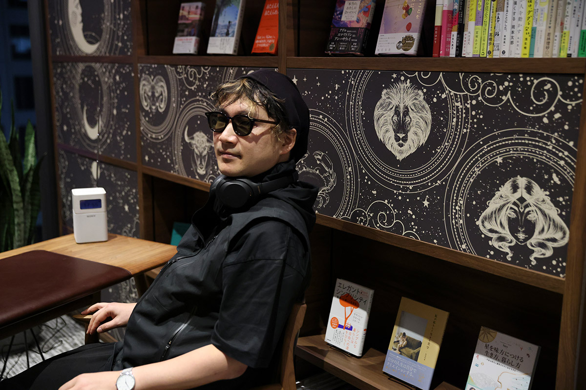 コワーキングスペース「SHARE LOUNGE 外苑前」にてコラボルーム「yujiの書斎」が開催中（11月17日まで）。yujiさんが選書した、働く人々におすすめの本が並ぶ