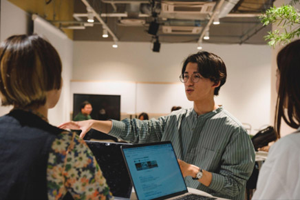 社内メンバーとMTGをする杉友さん(写真中央)