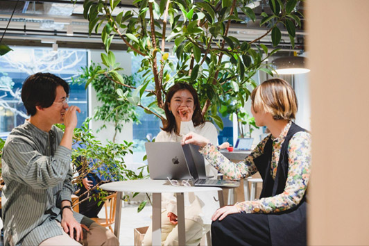 社内メンバーと盛り上がる杉友さん(写真左)
