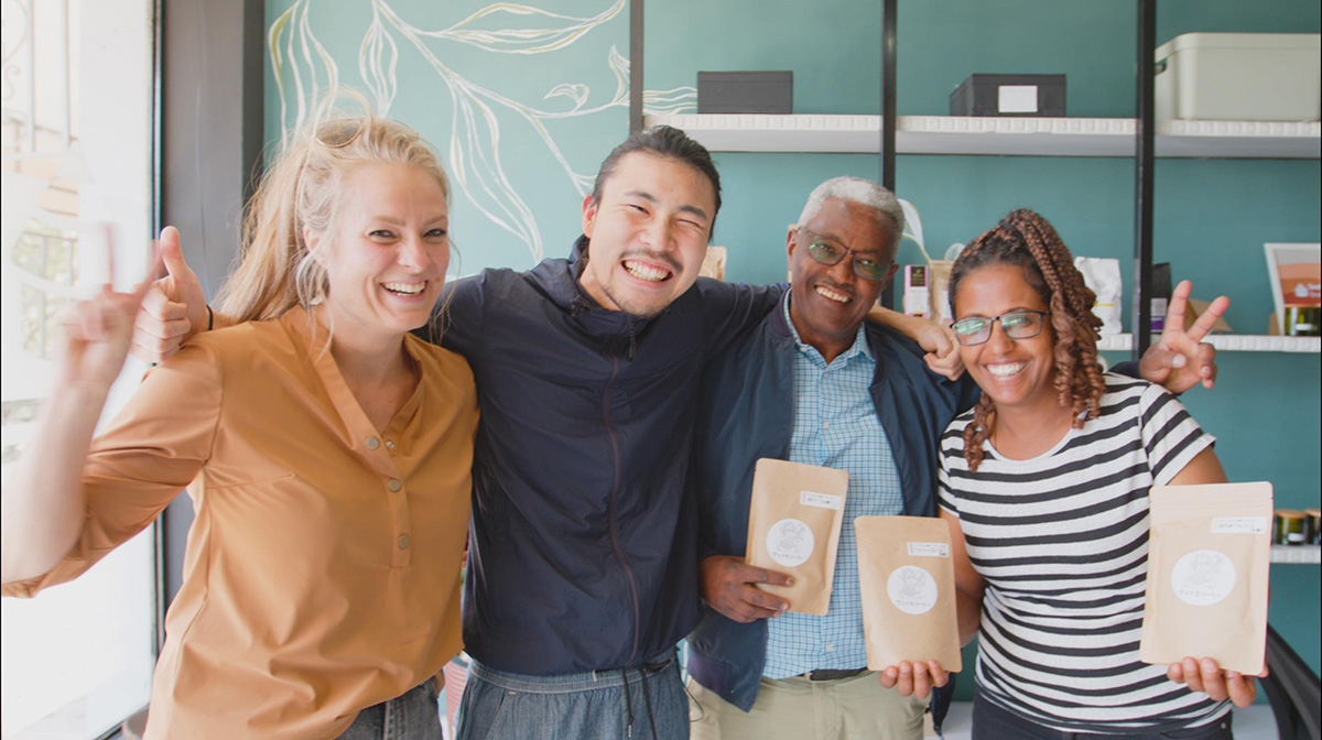 エチオピアのコーヒー農園の人たちとの様子(提供:大西克直)