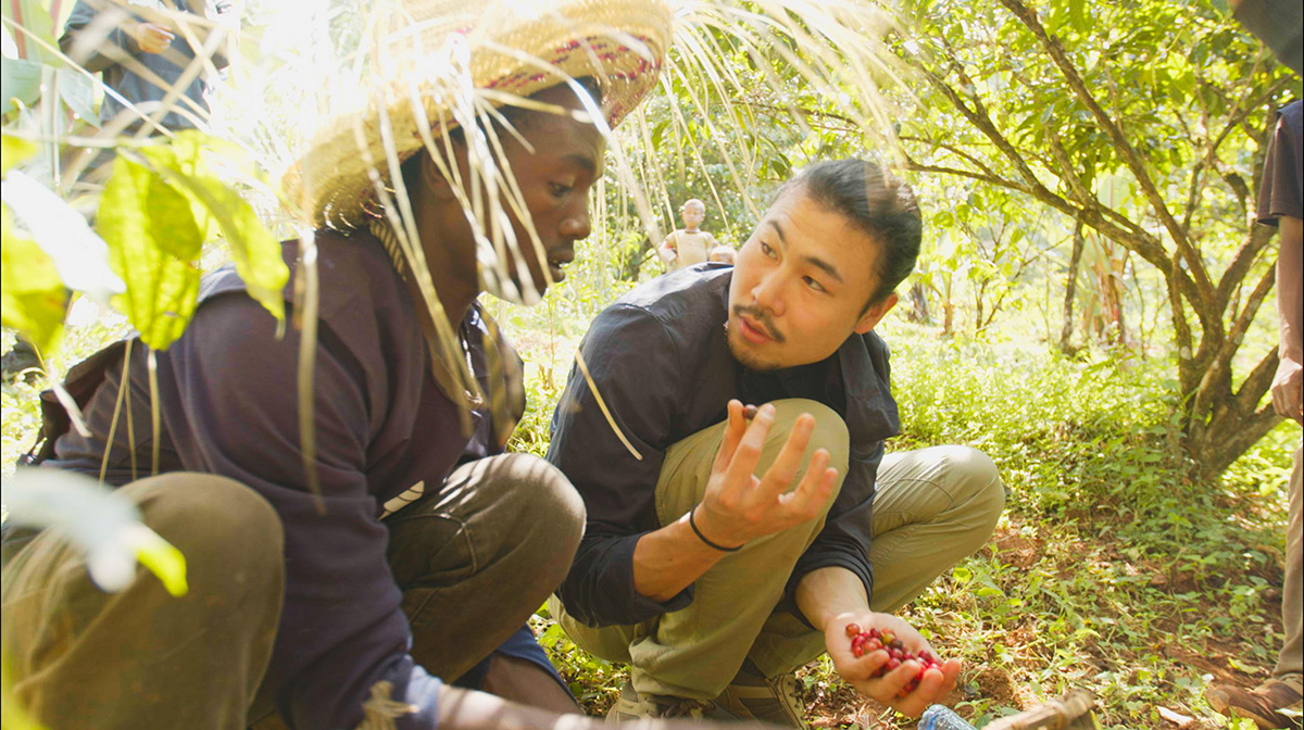 コーヒー農園の人たちとの交流(提供:大西克直)