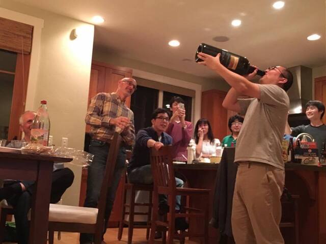 アロン氏（左から2人目）の自宅でのワンシーン。石山さんの「飲んで口説く」一面が、ここにも垣間見える!?