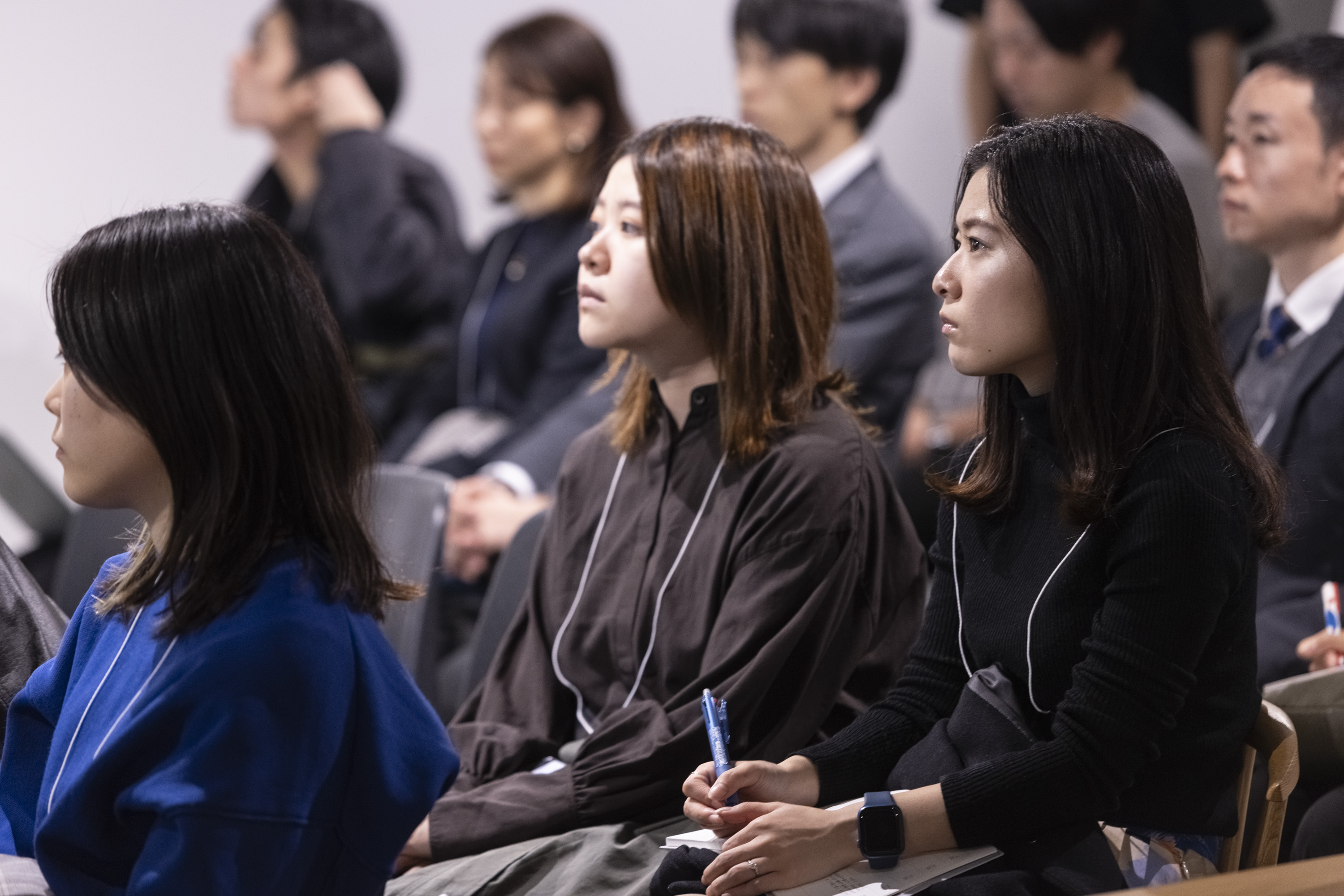 登壇者らの話を聞く会場参加者ら
