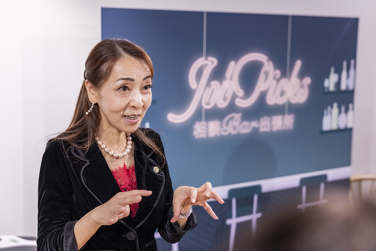 参加者の悩みを聞く森本千賀子さん＝12月13日、ユーザベース本社