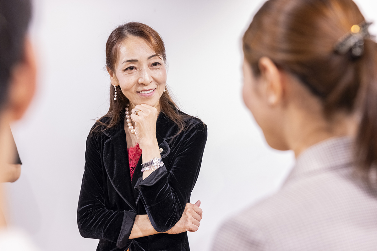 参加者の相談に応じる森本千賀子さん＝12月13日、ユーザベース本社