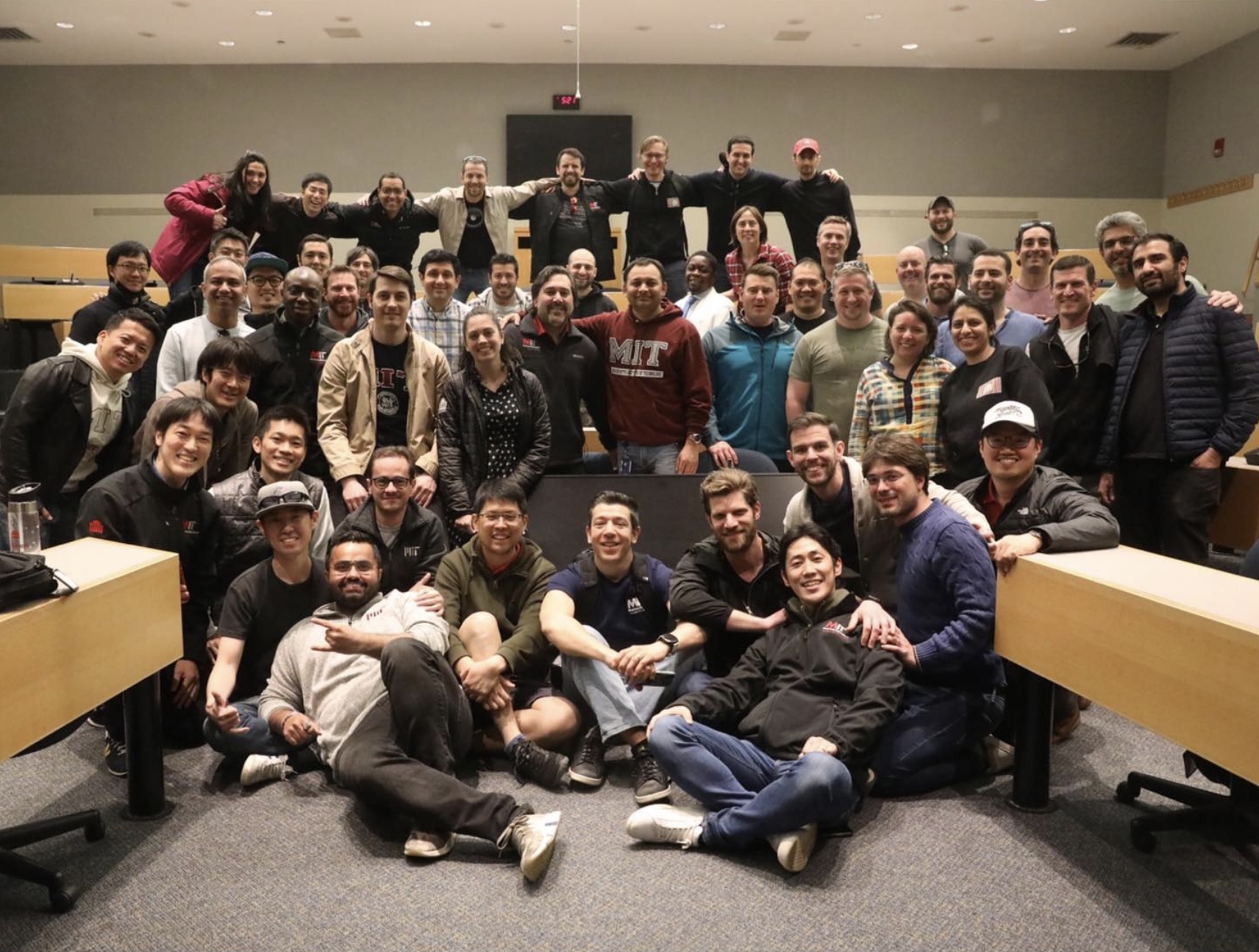 MITのクラスルームで撮ったSFMBA22の集合写真　©️Hidefumi Nogami