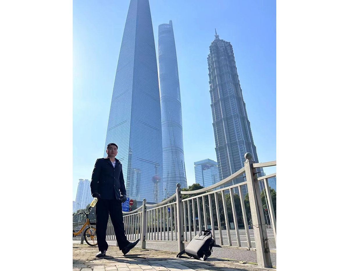 上海のビル群を背景に(提供＝加藤勇樹)